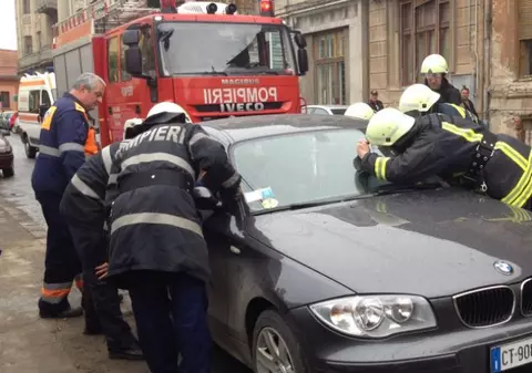 Caz inedit în Lugoj! O bătrână, blocată în maşină pentru că nu ştia să deschidă portiera VIDEO