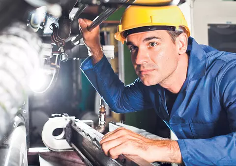 Ai absolvit o şcoală tehnică? Îţi poţi găsi mai uşor de lucru