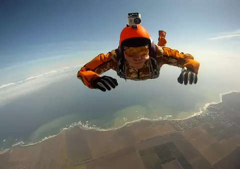 EXCLUSIV / Sport extem în familie. Soț și soție, antrenori de parașutism pentru dependenții de adrenalină 