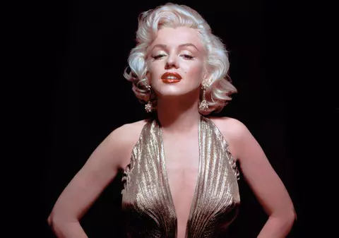Se crede Marilyn Monroe de România. S-a coafat şi machiat ca să semene cât mai mult cu idolul ei