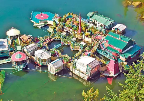 Trăiesc într-o fortăreaţă pe apă! Un cuplu din Canada și-a construit o locuință plutitoare, în mijlocul golfului