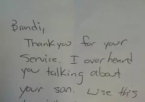 O chelneriţă a primit un bacşiş uriaş după ce a fost auzită vorbind la telefon