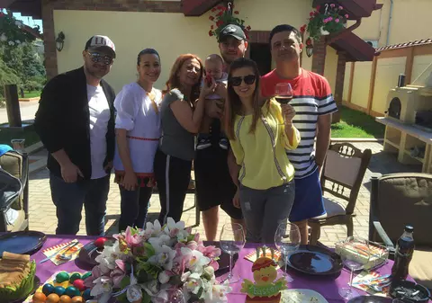 Uite-l pe fostul iubit al Ramonei Gabor, devenit tătic! Bădălău a petrecut primul Paște cu bebelușul său 