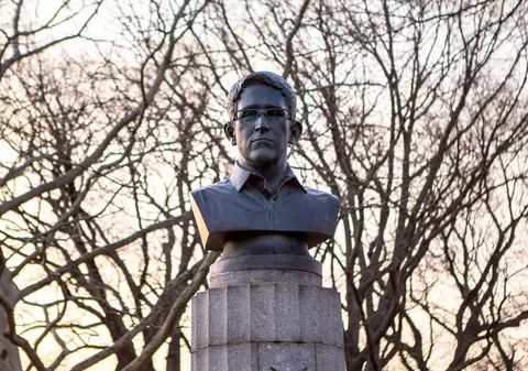 Au amplasat pe furiş un bust al inamicului public numărul unu al SUA, într-un parc din New York! Care a fost reacţia autorităţilor | VIDEO