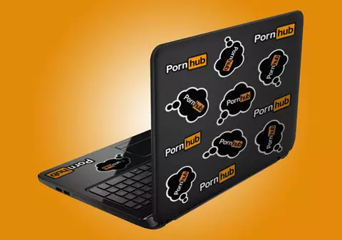 Cadou de la PornHub, un laptop nou, după ce maică-sa l-a prins că se uită la pornache