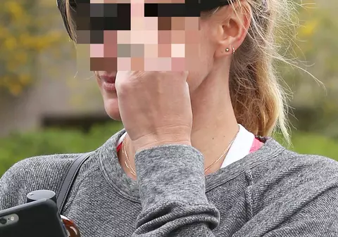 Le-a arătat degetul mijlociu! Uite cum se laudă cu inelul de logodnă o actriţă celebră de la Hollywood | FOTO