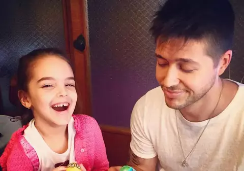 Jorge a vopsit ouă cu modele din desene animate 