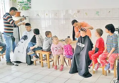 Câțiva frizeri din Arad vor să facă o faptă bună pentru 200 de copii și bătrâni