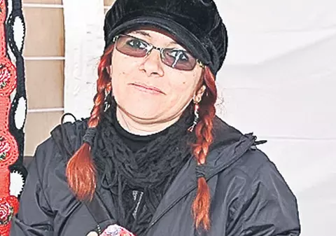 Ouă împodobite cu mărgele și hârtie