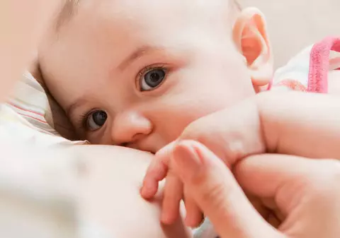 5 MITURI despre ALĂPTAT, de care se sperie toate mămicile! Vezi ce-i adevărat și ce nu