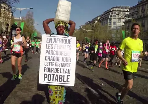 A participat la Maratonul Parisului cu un bidon de apă pe cap / VIDEO