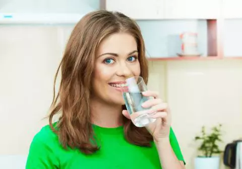 Bea apă sărată dimineaţa ca să-ţi detoxifiezi colonul!