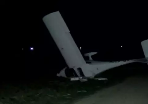Incident aviatic la Bacău. Avion răsturnat pe un câmp, după o aterizare forțată