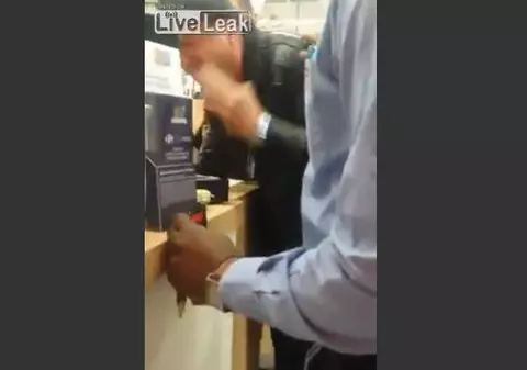 Și-a pierdut CUMPĂTUL! Ce a putut să facă un bărbat într-un magazin! | VIDEO