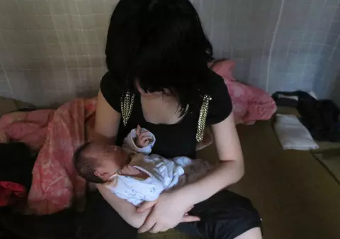 ULUITOR! O FETIȚĂ a devenit MAMĂ la 12 ANI! 