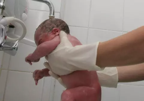 O copilă de 12 ani a devenit mamă în noapte de Înviere