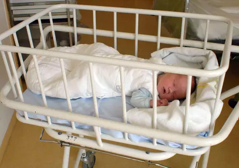 Bebeluș dus la spital în pungă, după ce a fost născut în mașină