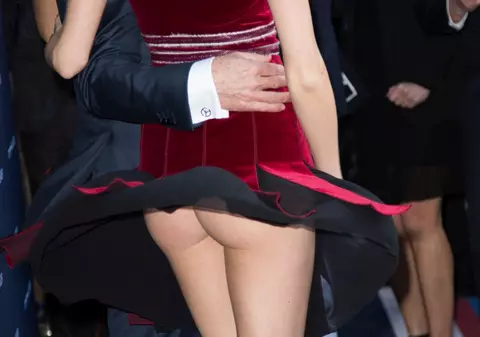 A venit la inaugurarea unui magazin cu o ROCHIE VAPOROASĂ! Curentul din sală i-a DEZVELIT FUNDUL! FOTO