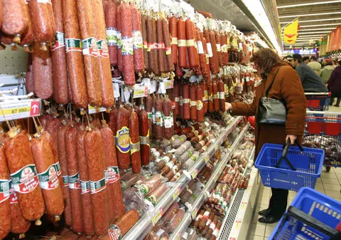 Producătorii de carne către hipermarketuri: Nu vă mai dăm marfă, dacă preţul nu va scădea de la 1 iunie 