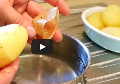 Super simplu! După ce vezi asta nu mai cureți niciodată cartofii ca înainte | VIDEO