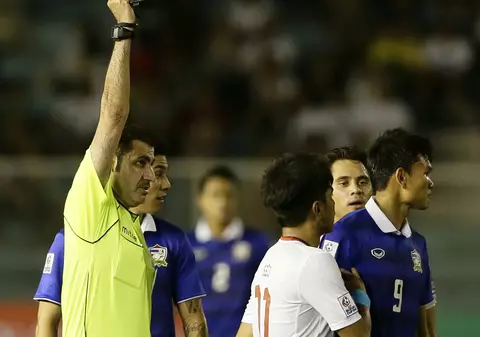 Incredibil! Un jucător român l-a tras de organele genitale pe un arbitru / FOTO