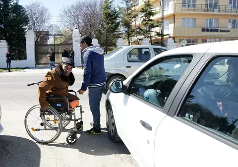 GIGI BECALI ELIBERAT. A anunţat că nu mai dă bani cerșetorilor, dar uite ce a găsit Becali în faţa palatului din Pipera | GALERIE FOTO