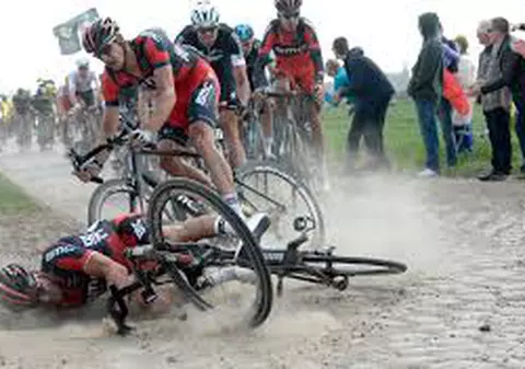Ce demenţi! Şi-au riscat viaţa trecând prin faţa TGV-ului! / VIDEO
