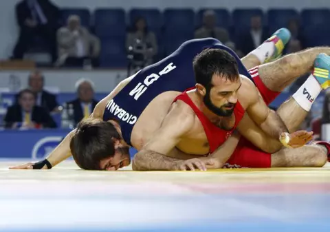 Intră să vezi procedeul ”veverița zburătoare”. Un moldovean l-a inventat. Și arbitrii au rămas mască!