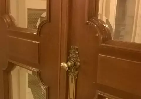 EXCLUSIV | Alertă în PARLAMENT! O CLANŢĂ se pune în drumul aleşilor către BUFET