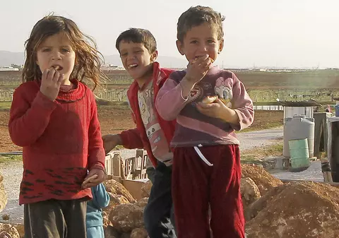 INUMAN! Copii ținuți fără apă și mâncare până și-au băut propria urină