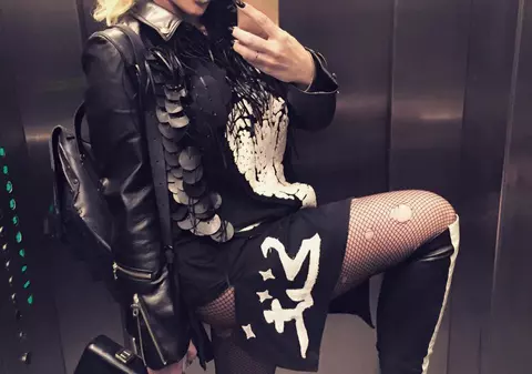 Toți au întors capul după ea! Cu cine a stat Delia la o țigară și un pahar de vin, la terasă | FOTO