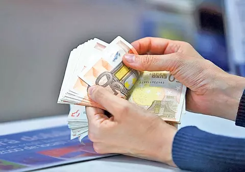 Incredibil! Băncile au ajuns să-i plătească pe cei care iau credite 