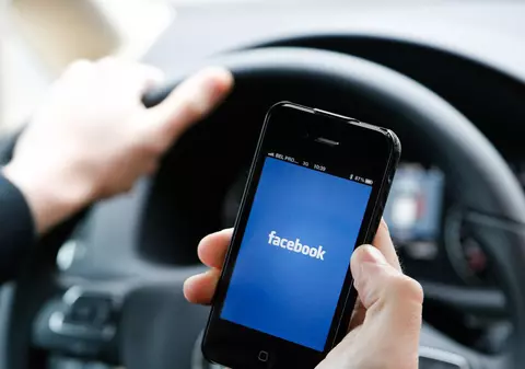 Păcatul Facebook. Ce spun preoții despre rețelele de socializare, înainte de Paște