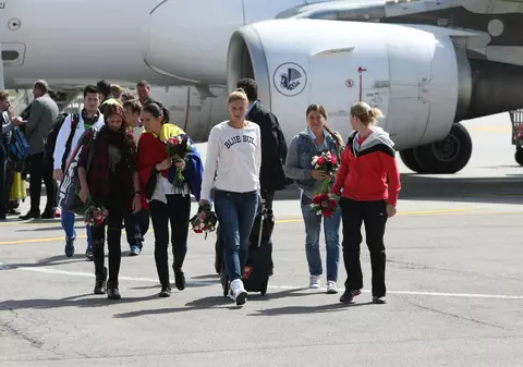 S-au întors eroinele de la Fed Cup! Primite cu flori și cu zâmbete / FOTO