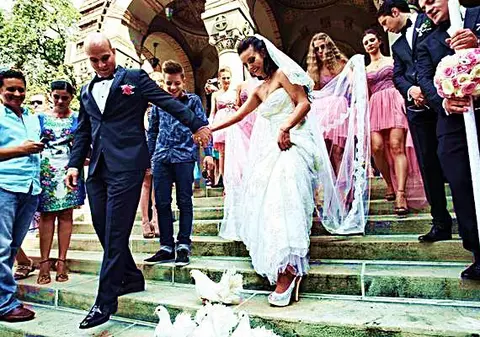 O vedetă de la noi a spus din nou ”da”. Iar el i-a pus iar verigheta pe deget