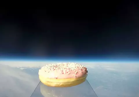 Uite ce a păţit prima gogoaşă care a ajuns în spaţiu! VIDEO