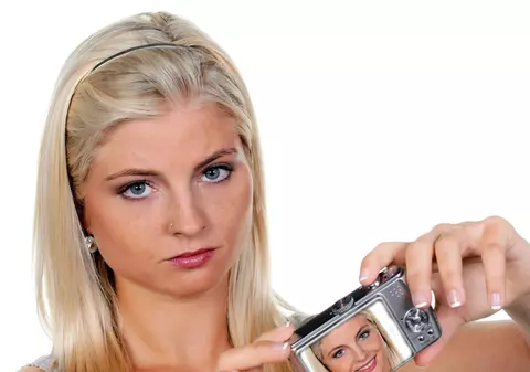 CEL MAI TARE TRUC! Stai așa la poză și o să pari mult mai slabă