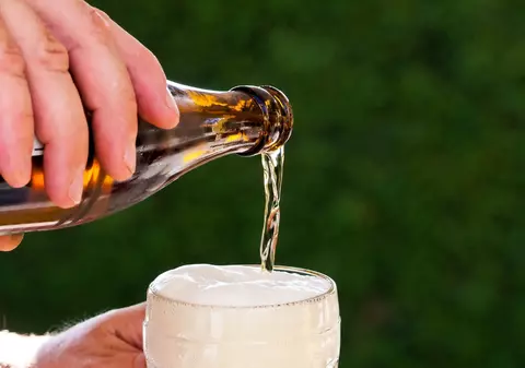 PERICOLUL din bere! Ce BOALĂ poți face dacă o consumi