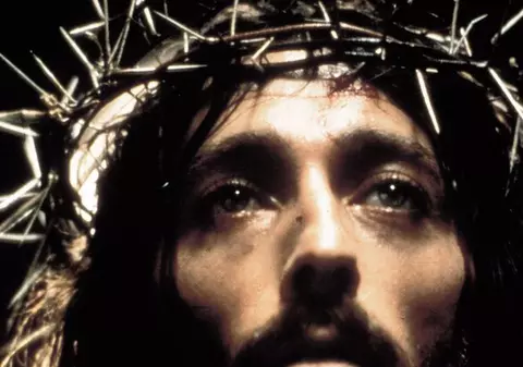 Cum arată astăzi AZI Robert Powell, actorul care l-a jucat pe "Iisus din Nazareth"! | FOTO