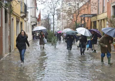 COD GALBEN de inundaţii în 5 judeţe! Vreme rece şi ploi în toată ţara