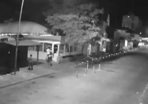 Trei puști au dat spargere la magazinul de jucării | VIDEO 