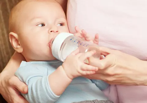 PERICULOS! Ce s-a descoperit despre laptele matern scos la vânzare pe internet