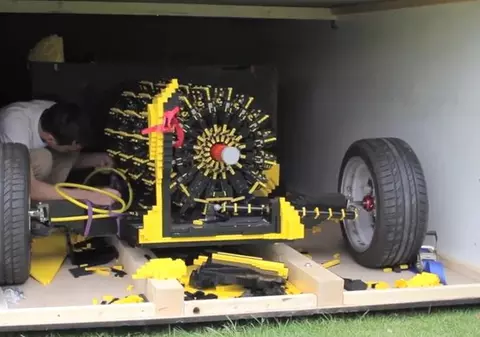 Cu EL ne mândrim! Un român a făcut o mașină din piese LEGO! | VIDEO