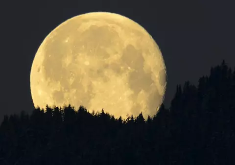 Cum a apărut luna, de fapt?