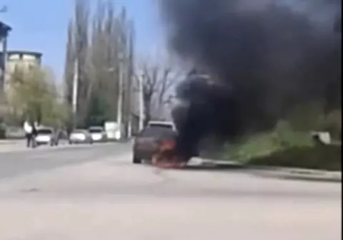 O mașină a luat foc lângă o benzinărie, în Oravița. Ce crezi că au făcut cei din jur? | VIDEO