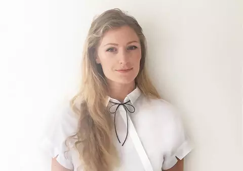 De trei ani merge la serviciu îmbrăcată cu ACELEAȘI HAINE