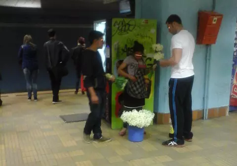 EXCLUSIV | METROREX își SFIDEAZĂ călătorii. STAȚIILE de metrou, PIEȚE AMBULANTE de flori