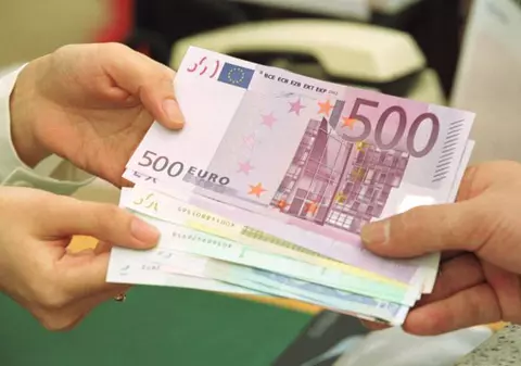 Un agent al Penitenciarului Târgu Jiu, prins în timp ce lua mită de la un deţinut