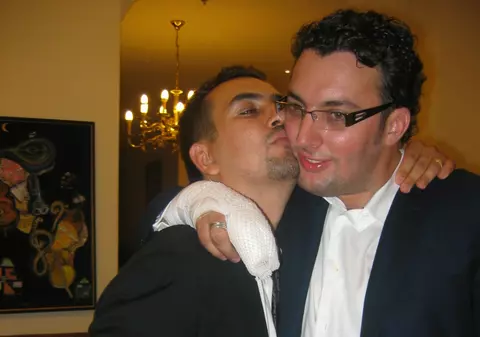 Fotografie scandaloasă! Soțul Andreei Bănică s-a lipit de un bărbat și pe loc l-a sărutat!