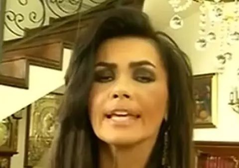 Detaliul din imaginea făcută publică de Oana Zăvoranu. Ce păstrează vedeta lângă obiectele încrustate cu cristale Swarovski